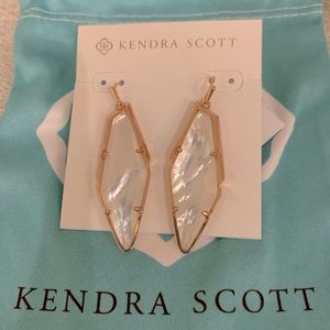 New with tags! Kendra Scott Bexlie Earrings in Ivory Pearl